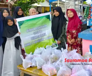 Murid SDN 1 Jeuram Nagan Raya Bagi-bagi Takjil Gratis