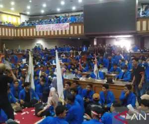 Mahasiswa UIN Ar-Raniry “Kuasai” Ruang Rapat Paripurna DPRA