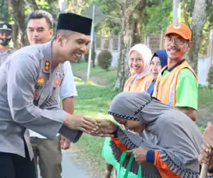 Polres Bagikan Bansos kepada Petugas Kebersihan