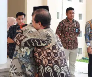 Momen Sedih! Pelukan Terakhir untuk Sang Bupati