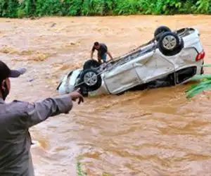 Mobil Wuling Confero Terseret Banjir di Alue Dua