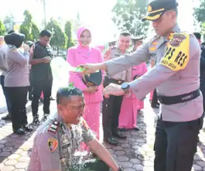 Penyiraman Air, Warnai Kenaikan Pangkat di Polres Aceh Timur
