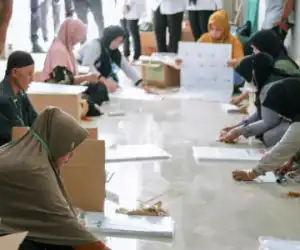 Duh! Di Aceh Tenggara, Caleg Ikut Lipat Surat Suara Pemilu