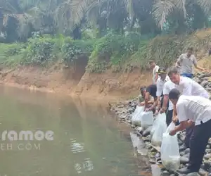 PT BSP Tebar Ribuan Bibit Ikan dan Bagikan Tanaman Produktif