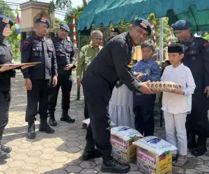 Sejumlah Anak Yatim Durong Terima Bantuan Sembako Dari Brimob