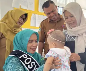 Kunjungi Posyandu Prima Gampong Kuta Tuha, Mahdalena Ajak Warga Perhatikan Gizi dan Imunisasi Anak