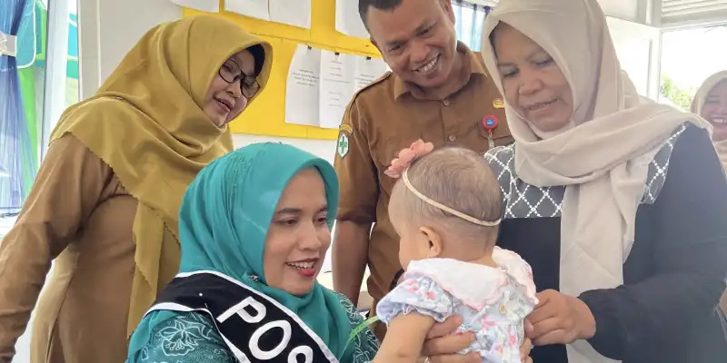 Kunjungi Posyandu Prima Gampong Kuta Tuha, Mahdalena Ajak Warga Perhatikan Gizi dan Imunisasi Anak