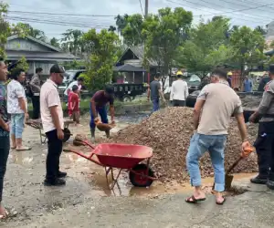 Polres Aceh Singkil dan PT Socfindo Perbaiki Jalan Rusak di Jalur Lintas Singkil - Subulussalam