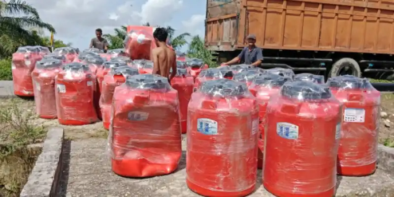 Desa Suka Damai Berikan Akses Air Bersih melalui Bantuan Tong Air