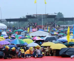 Kampanye Akbar Diguyur Hujan Lebat, Puluhan Ribu Pendukung TRK Setia Bertahan