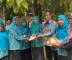 Pj. Ketua TP PKK Aceh Jaya Serahkan 600 Ekor Bebek Hadiah Lomba Dasa Wisma