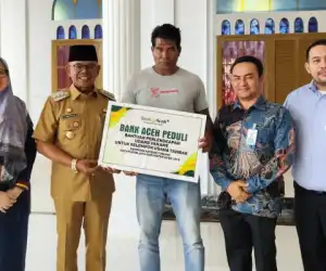 Pj. Bupati Aceh Jaya Serahkan Dana CSR Bank Aceh Kepada Kelompok Usaha Tambak