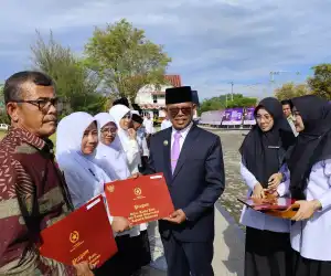 Pj Bupati Aceh Jaya Serahkan Penghargaan Kepada Pegawai Kemenag