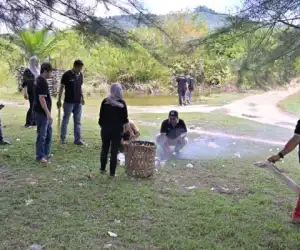 Family Gathering Bagian Prokopim Aceh Jaya Barengi Aksi Peduli Lingkungan di Pantai Raneui