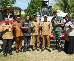 Bupati Aceh Jaya Serahkan 45 Unit Mesin Pertanian ke Brigade Pangan