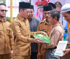 Bupati dan Wakil Bupati Aceh Barat Berkantor Sehari di Simpang Teumaron