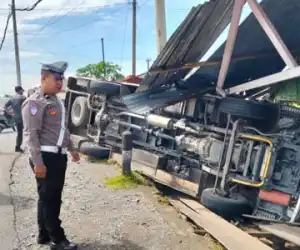 Minibus Seruduk Warung di Aceh Barat, Lima Orang Terluka