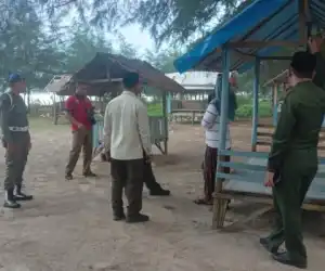 Polisi WH Aceh Jaya Tegur Warung Nakal di Pantai Calang