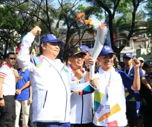 Menteri Airlangga Pembawa Obor Pertama Asian Games 2018 di Bandung
