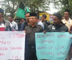 Bersama Warga, Politisi Senior Ikut Berujuk Rasa di Kantor DPRK