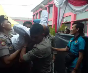 SEURAMOE TV - Kejaksaan Cambuk 23 Pelanggar Syariat Islam, Satu Pingsan Saat di Cambuk
