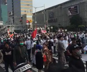 Semakin Sore, Demonstran Depan Bawaslu Kian Padat