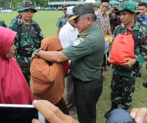Tangis Haru Ibu Warga Kandeh Saat Pangdam IM Berikan Bingkisan Ucapan Terima Kasih