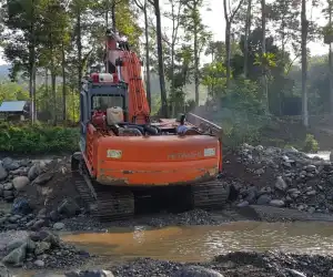 Alat Berat dan Penambang Emas Ilegal di Amankan Polisi