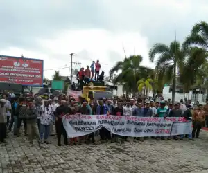 Tuntut Pembangunan Jembatan, Warga Berunjuk Rasa