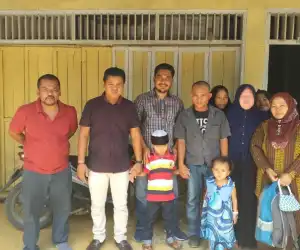 Haji Uma Tanggung Biaya Sekolah Risky, Sang Nenek Menangis Bahagia