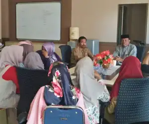 Lulusan D-III Akafarmasi, Kambali Mendatangi Kantor Dewan