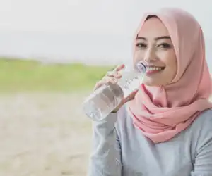 Pola Minum 2-4-2 Bisa Cegah Dehidrasi Saat Sedang Berpuasa