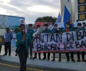 Peringati Hari Buruh, Mahasiswa Gelar Aksi Teatrikal di Kantor Dewan