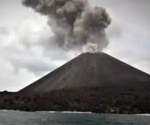 Krakatau Semburkan Awan Panas ke Arah Selatan