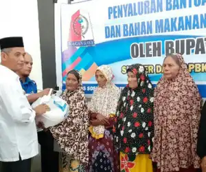 Pemkab Nagan Raya Serahkan Bantuan Kepada Lansia dan Korban Gajah Liar