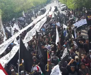 Warga Bentangkan Bendera Tauhid Sepanjang Hampir 4 Kilo Meter