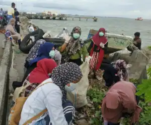 Komonitas Generasi Baru Indonesia Bersihkan Sampah di Pelabuhan