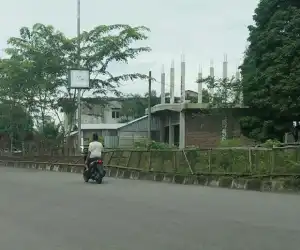 Pagar Median Jalan Rubuh Taman Jalan Tampak Kumuh