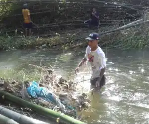 Warga Bersihkan Rumpun Bambu di Sungai Krueng Manggeng
