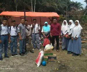 Siswa dan Guru SMKS Darma Salihah Darul Makmur Bantu Korban Kebakaran