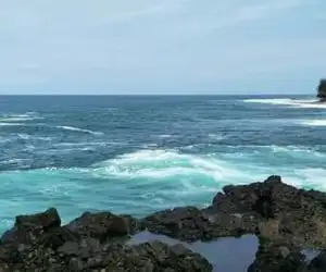Di Aceh Selatan, Dua Pengunjung Tapa Terseret Ombak Satu Meninggal