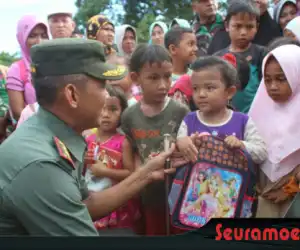 Kunjungi Daerah Terisolir, Dandim Bantu Perlengkapan Sekolah