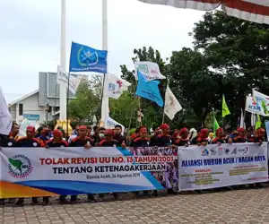 Tolak Revisi UU Ketenagakerjaan Massa, Buruh Se Aceh Gelar Unjuk Rasa di DPRA