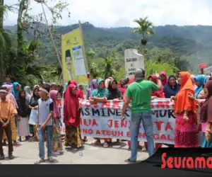 Tuntut Pembongkaran Camp, Warga Blokade Jalan Menuju PT EMM