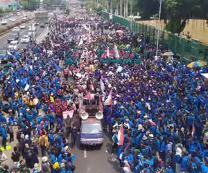 Pecah..! Dari Barat Hingga Timur, Mahasiswa Turun ke Jalan Gelar Unjuk Rasa