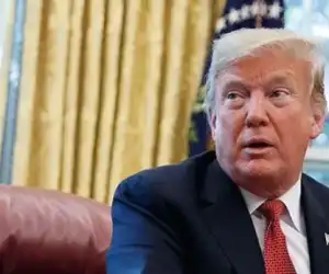 Donal Trump dengan Bangga Melepar Masker saat Kampanye