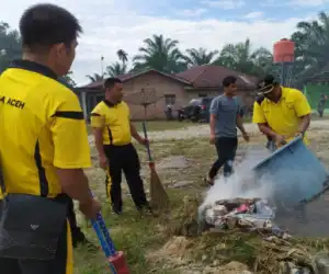 Sambut HUT Bhayangkara, Polsek Penanggalan Bersihkan Masjid Al Amin