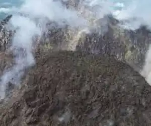 Gunung Merapi Muntahkan Lava Pijar, Berstatus Waspada