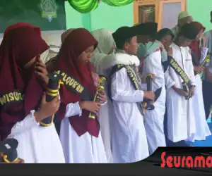 53 Siswa Penghafal Al Quran SMP-IT Nurul Akhwan di Wisuda