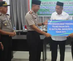 Kapolres Serahkan Zakat Profesi ke Baitul Mal